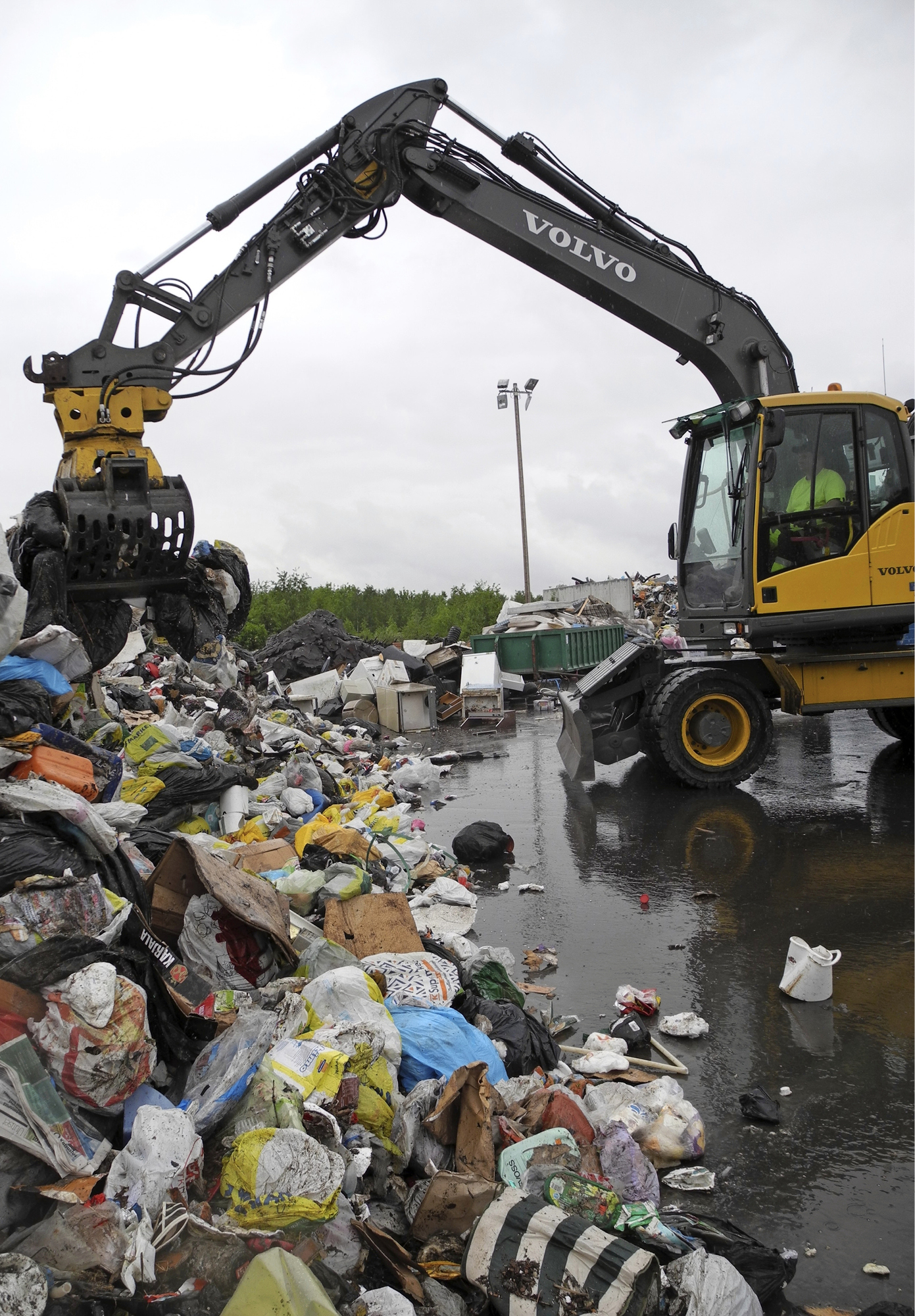 Juuri tuodusta jätekuormasta poimitaan satunnaisotannalla 600-litraisen jäteastian verran roskapusseja. Kaivuri sekoittelee roskapussikasaa, jotteivät yhden taloyhtiöt roskat näkyisi tutkimuksessa yliedustettuna.