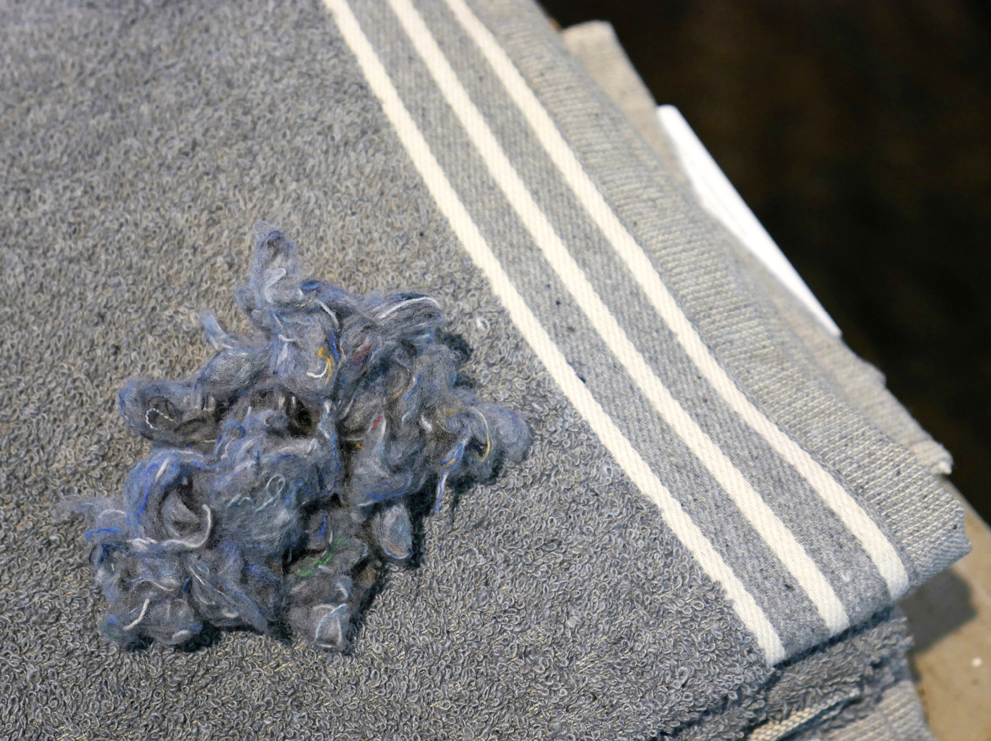 Finlaysonin uusiopyyhkeen valmistusmateriaalina on käytetty vanhoja farkkuja viskoosin ja puuvillan ohella.