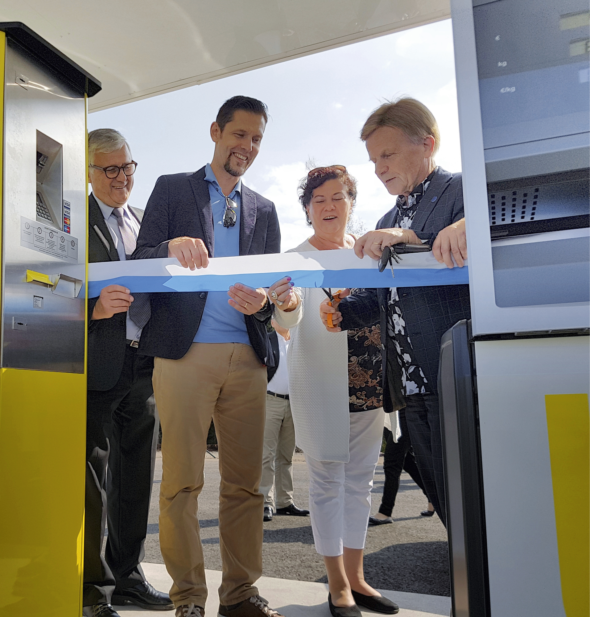 Avajaisnauhaa leikkaamassa Mustankorkean hallituksen puheenjohtaja Markku Lamberg, kansanedustajat Sinuhe Wallinheimo ja Aila Paloniemi sekä eduskunnan 1. varapuhemies Mauri Pekkarinen.