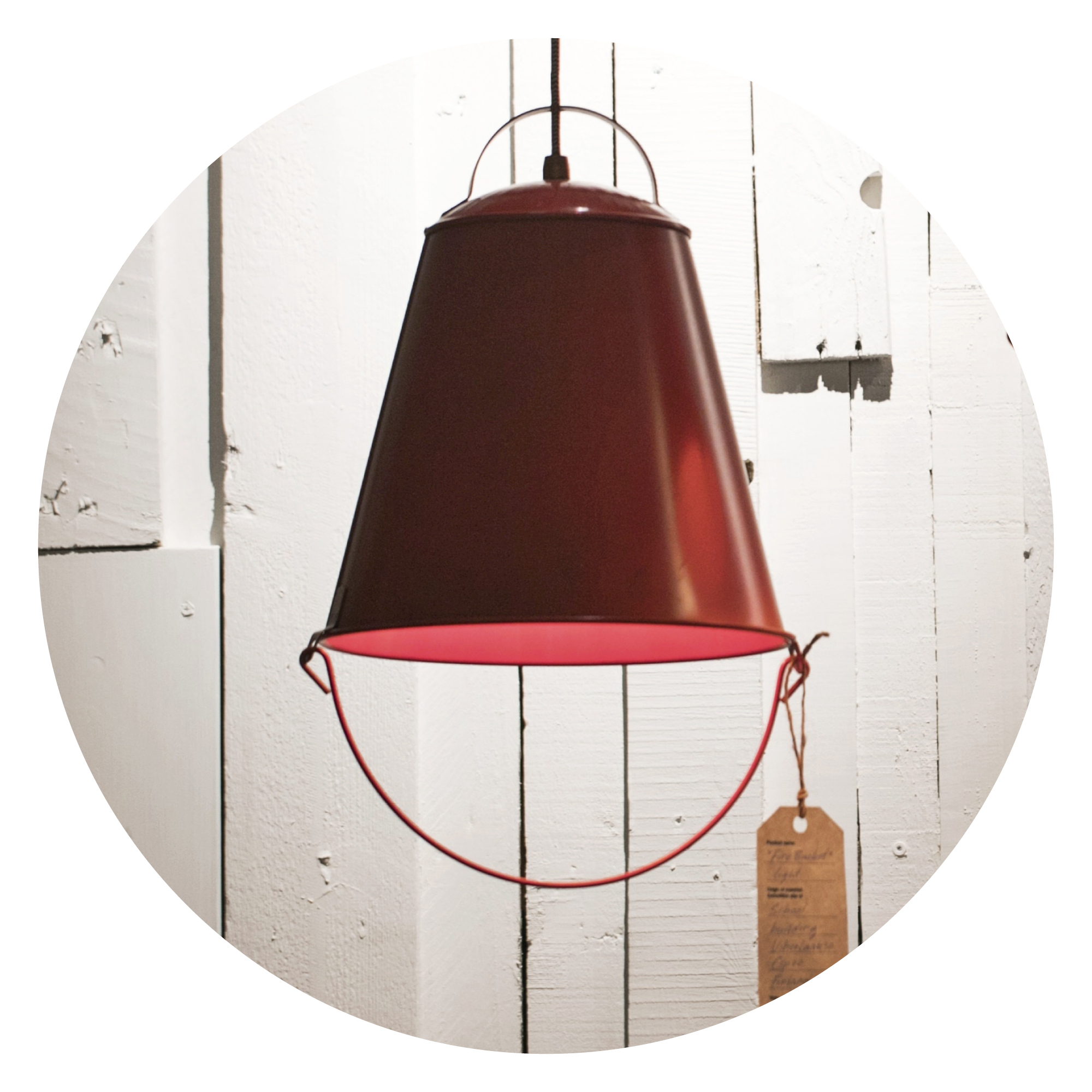 Deleten Waste Shopista löytää purkumateriaaleista kerättyjä aarteita, jotka saavat työstämällä uuden elämän kiertotalouden ja kestävän kehityksen hengessä.