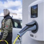 Sähköautoille latauspaikkoja energiatehokkuusdirektiivillä