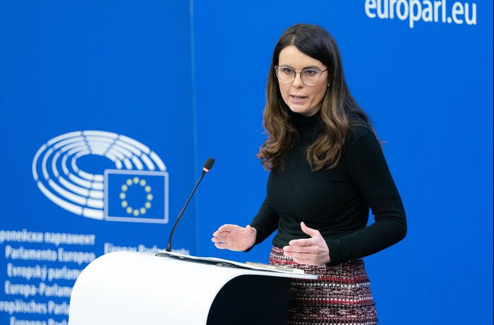 Simona Bonafe puhumassa puhujanpöntössä europarlamentissa