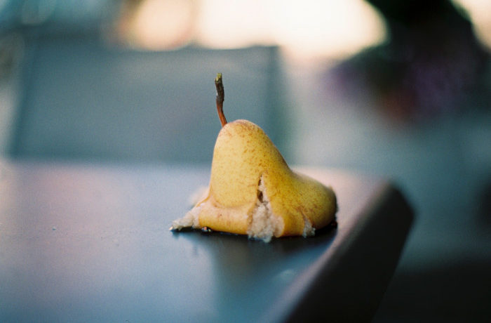 Puoliksi pilaantunut päärynä pöydällä