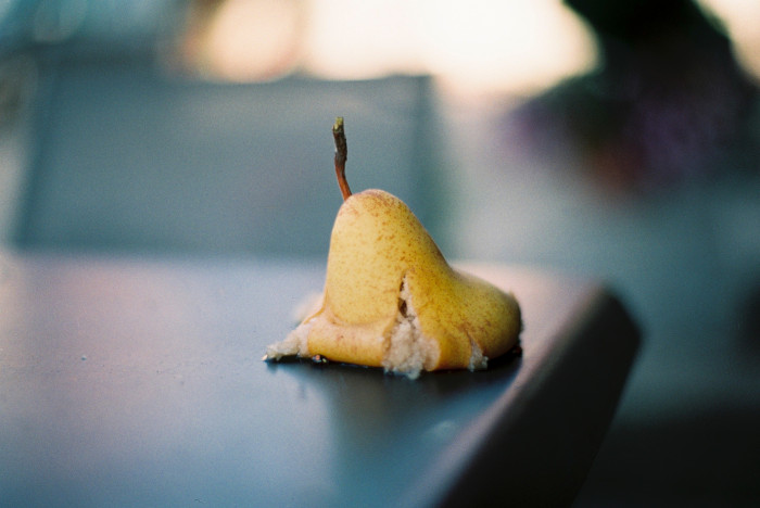 Puoliksi pilaantunut päärynä pöydällä