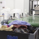 Lahden kiertotalouslaboratoriossa toimii ainutlaatuinen laitteisto, joka tunnistaa, mistä puvuntakkisi tai kesämekkosi on oikeasti tehty