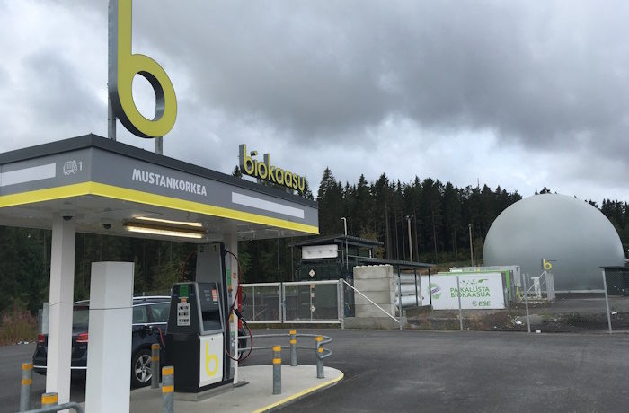 Kuva: Elina Saarinen. Mustankorkean biokaasun tankkausasema palvelee niin henkilöautoja kuin raskasta liikennettäkin.