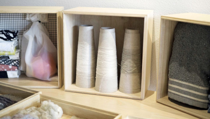 Telaketju on koonnut pienen näyttelyn erilaisista poistotekstiileistä tehdyistä tuotteista ja materiaaleista.