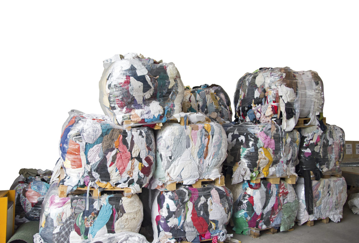 Kuluttajilta kerättyä poistotekstiiliä odottaa jatkokäsittelyä.