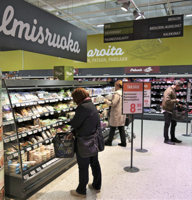 Kaupoissa syntyy ruokahävikkiä arviolta 12 – 14 kiloa yhtä suomalaista kohti vuodessa, kotitalouksissa kaksin verroin enemmän.