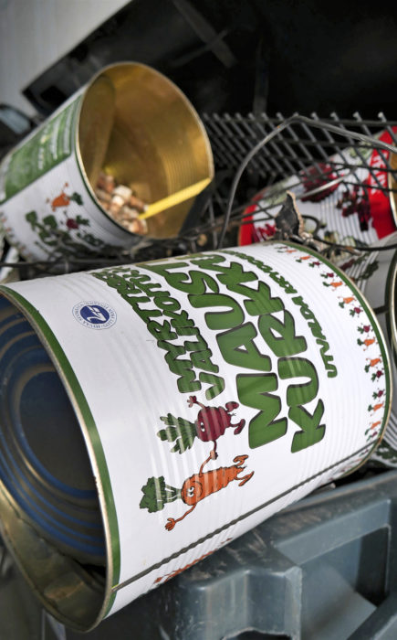 Testattavaksi odotetaan laitetta, joka litistää peltipurkit automaattisesti.