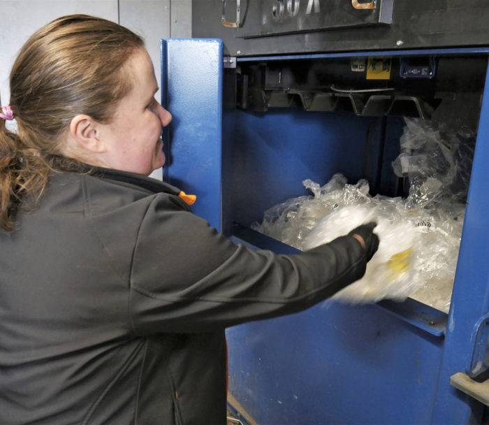 Kirkkaat ja värilliset muovit laitetaan omiin puristimiinsa.