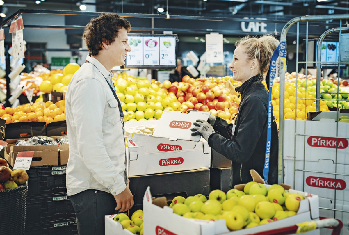 Kauppakeskukset ovat onnistuneet kasvattamaan j&auml;tteidens&auml; kierr&auml;tyst&auml; ja v&auml;hent&auml;m&auml;&auml;n sekaj&auml;tteiden m&auml;&auml;r&auml;&auml; esimeriksi ymp&auml;rist&ouml;koordinaattorin avulla. Kuvassa L&T:n ymp&auml;rist&ouml;manageri Olli Erjama Ison Omenan Citymarketin Maria Honkosen kanssa.
