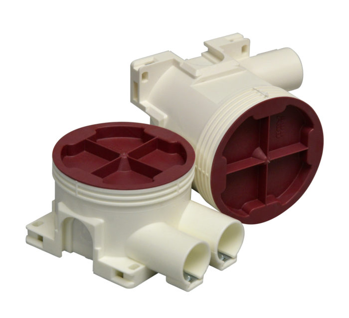 Teknisten muovien kierrätys on haastavaa, sillä muoveissa on palonestoaineita, täyteaineita ja lasikuitua. Tällaiselle muovijätteelle tarvitaan oma keräysreitti ja mahdollisesti oma kierrätyslaitos. Kuvan koteloiden kannet on valmistettu kierrätysmuovista.