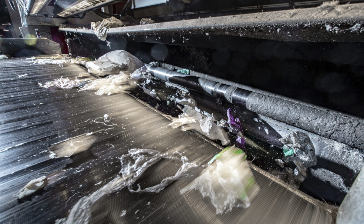Kuluttajien pakkaus­muovijätettä jalostetaan kierrätettäväksi uusiomuoviksi Fortumin muovijalostamolla Riihimäellä.
