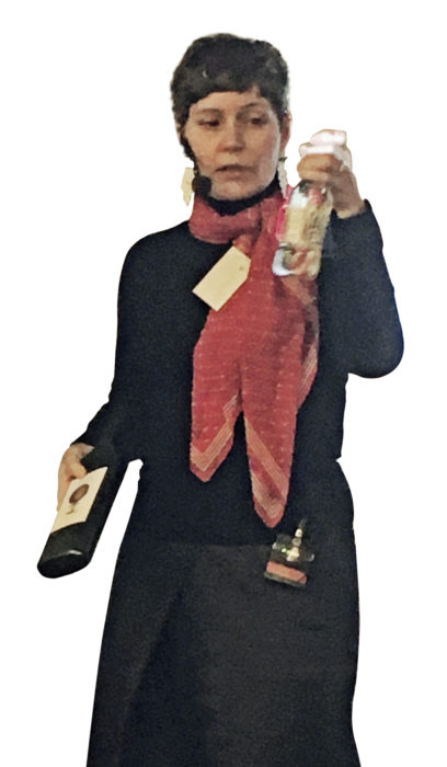 Alkon kestävän kehityksen päällikkö Laura Varpasuo esitteli Pidä Lappi Siistinä ry:n ympäristöseminaarissa löytöään, litteää, kierrätysmuovista valmistettua viinipulloa. Toisessa kädessä Alkon lanseeraama Välivesi.