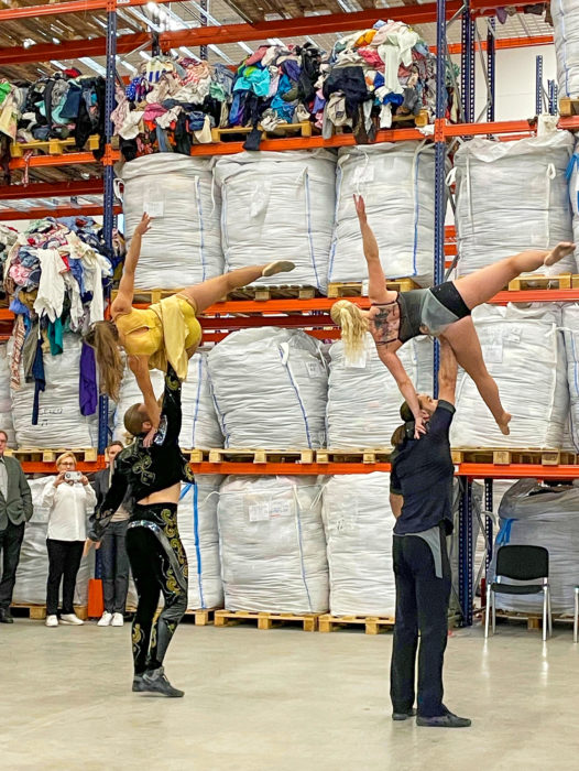 Laitosavajaisissa Sirkusryhmä Arctic Ensemble muutti Paimion hallin hetkeksi sirkusareenaksi.