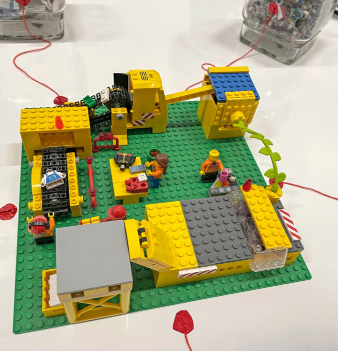 Legoista tehty pienoismalli havainnollistaa laitoksen vaihteita.